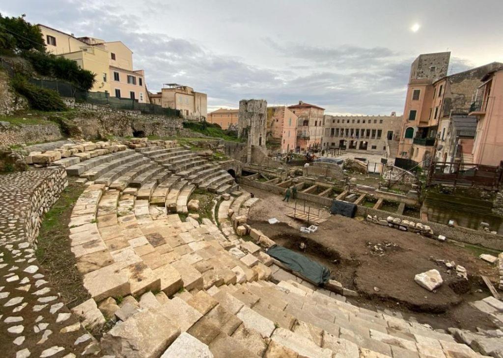 Luxury Suite - Teatro Romano - Duomo - Centro Storico Wi-Fi Terracina Exterior photo