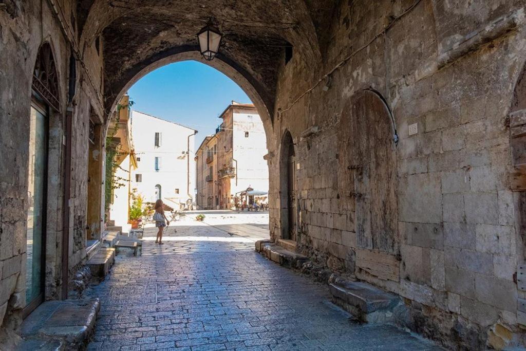 Luxury Suite - Teatro Romano - Duomo - Centro Storico Wi-Fi Terracina Exterior photo